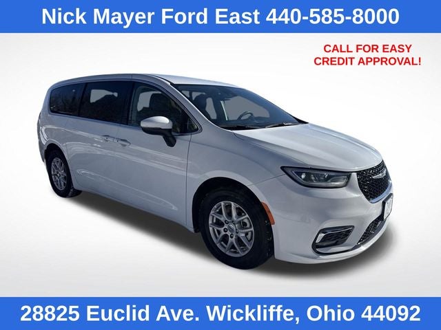 2023 Chrysler Pacifica Touring L's photo