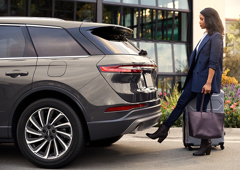 A woman with her hands full uses her foot to activate the available hands-free liftgate. | Nick Mayer Lincoln Mayfield in Mayfield Heights OH