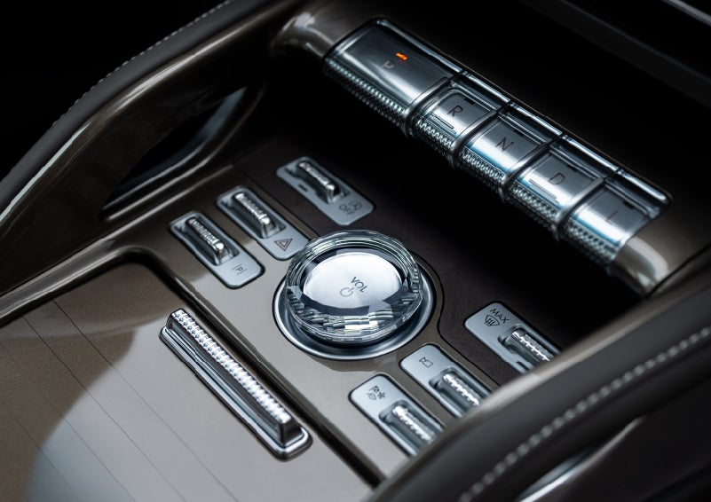 A crystal-inspired volume knob is shown in the center floor console of a 2024 Lincoln Nautilus® SUV. | Nick Mayer Lincoln Mayfield in Mayfield Heights OH