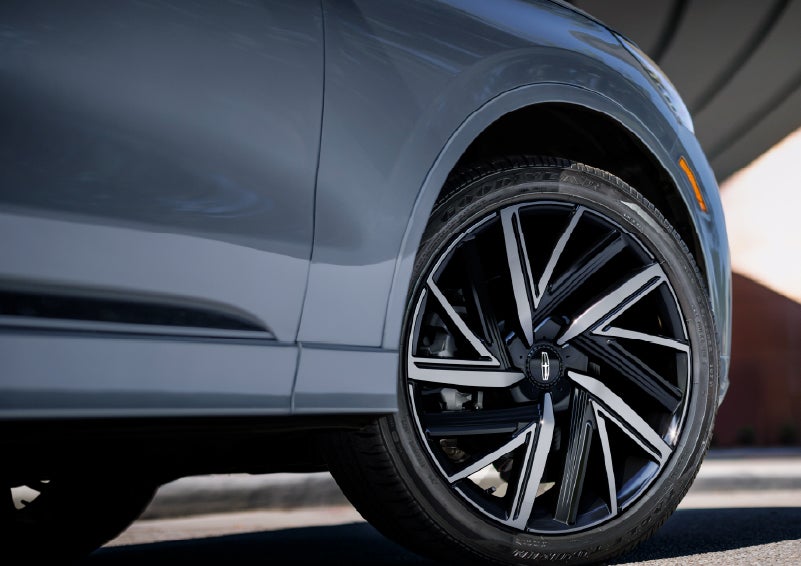 The wheel of the 2027 Lincoln Aviator® Black Label™ SUV is shown slightly angled out. | Nick Mayer Lincoln Mayfield in Mayfield Heights OH