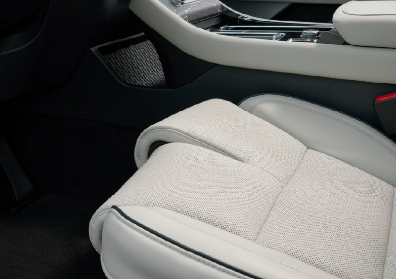 The front passenger Perfect Position seat is shown with the thigh extender adjusted.| Nick Mayer Lincoln Mayfield in Mayfield Heights OH