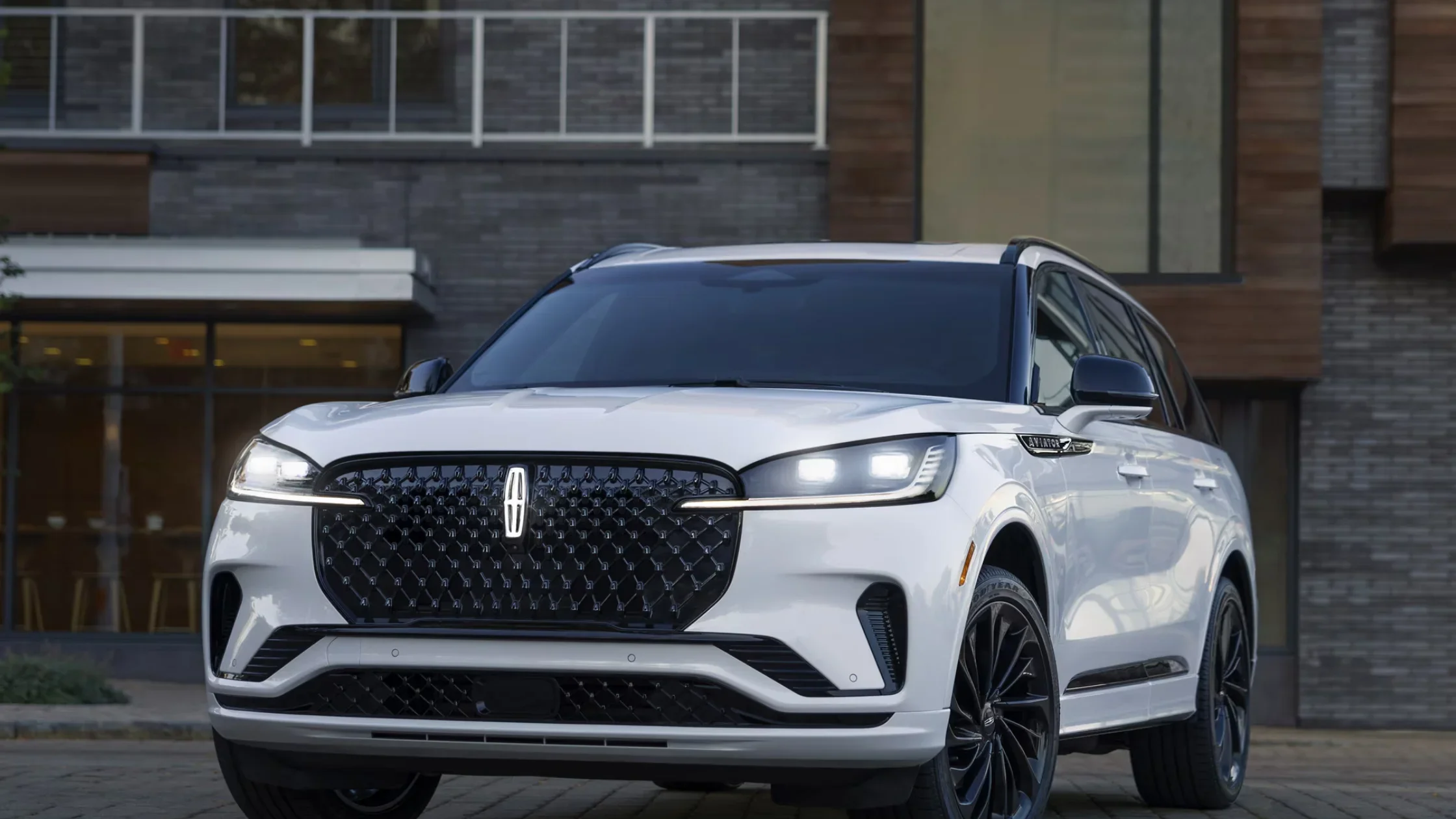 2025 Lincoln Aviator® Reserve exterior side profile in metallic blue SUV design.