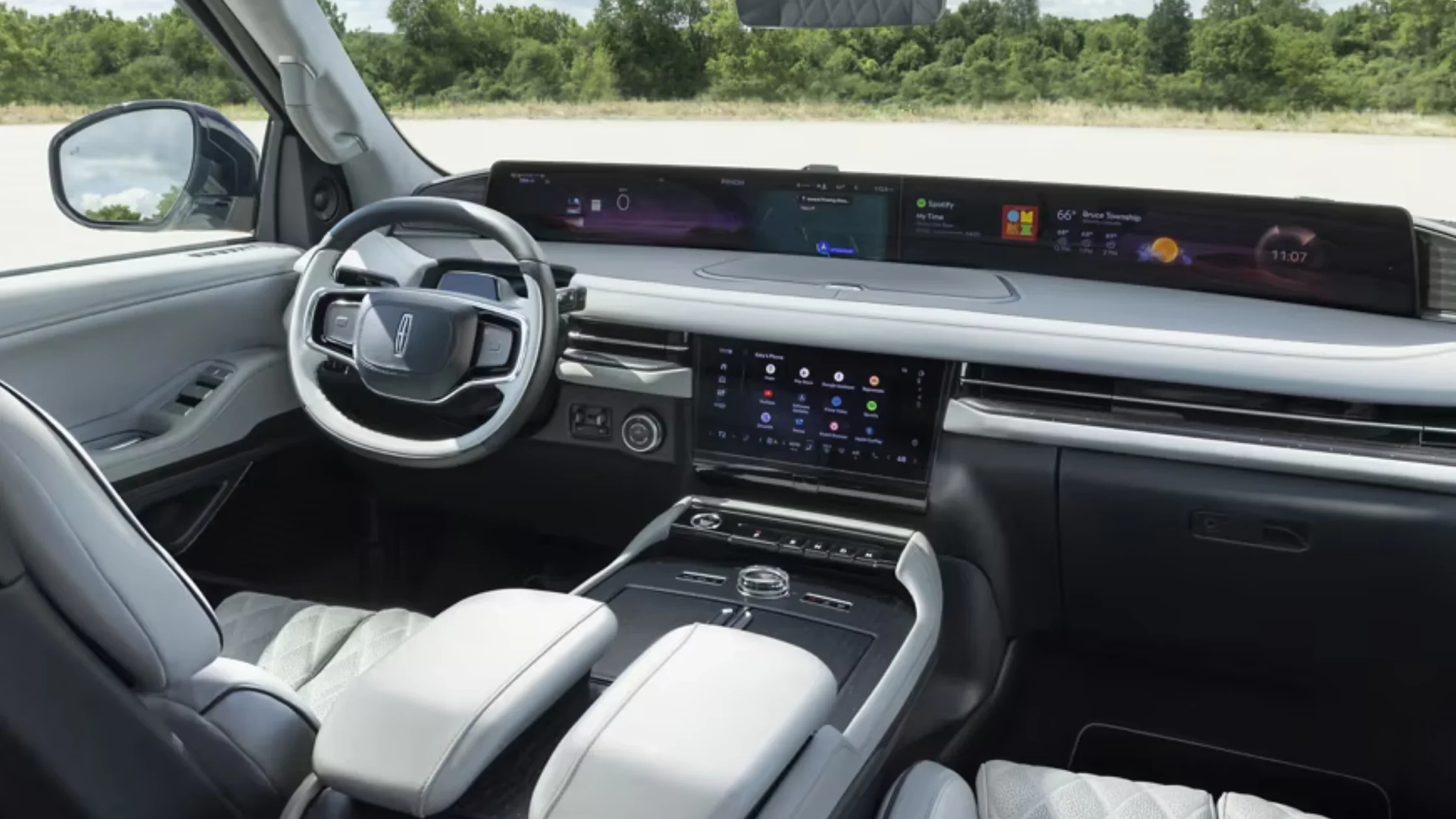 2025 Navigator Reserve cabin with widescreen display, modern dash layout and luxury seating.