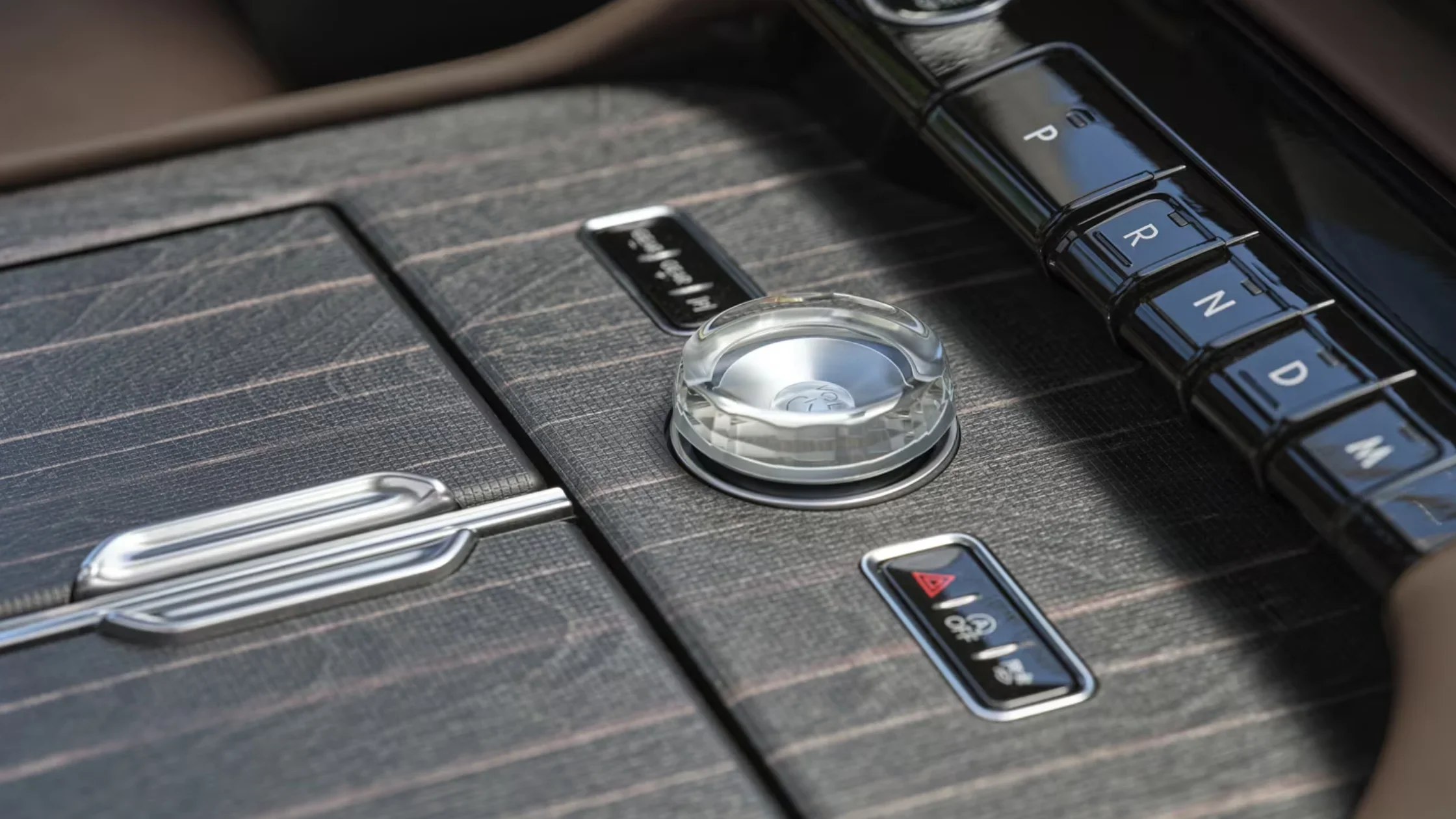 2025 Black Label Navigator® SUV Center