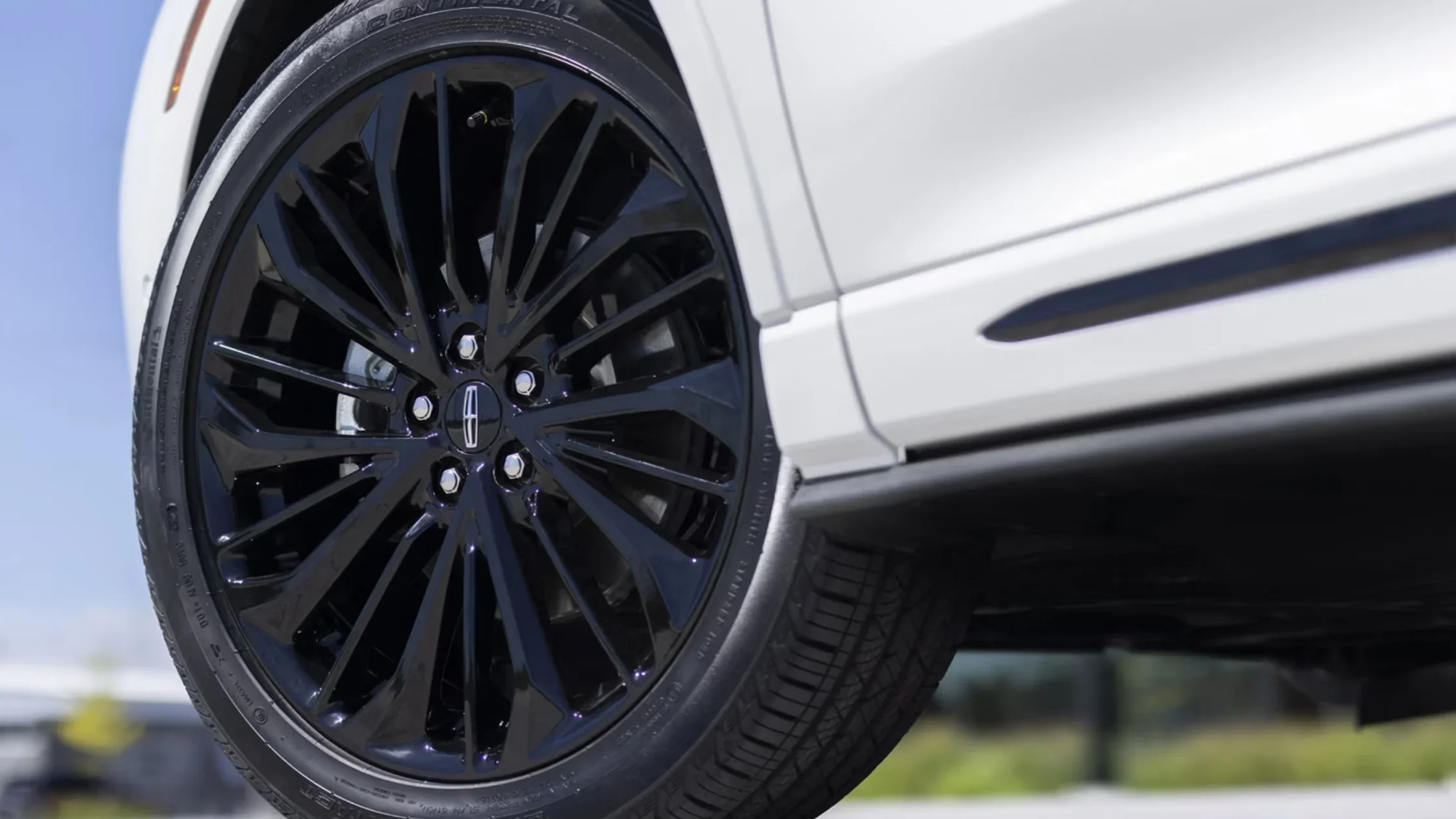 Close-up of 2025 Corsair® Grand Touring black alloy wheels with Lincoln emblem.