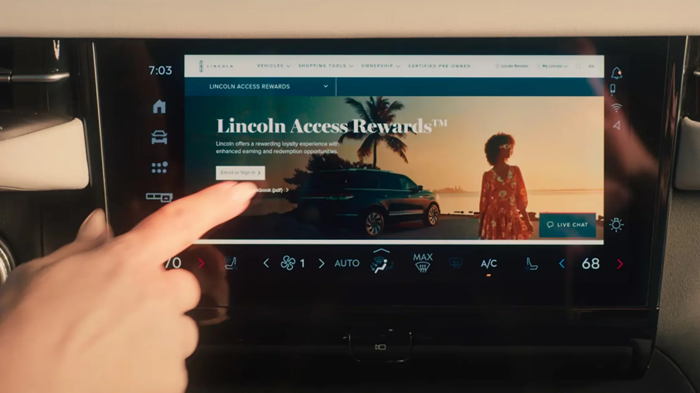 Touchscreen display in the 2025 Navigator® Reserve showcasing the Lincoln Access Rewards interface and controls.